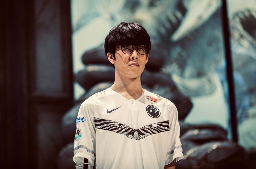 直以坚实的 直以坚实的